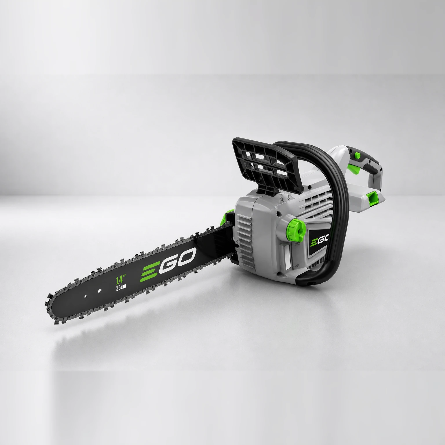 Цепная пила EGO CS1400 14 дюймов на сером фоне Цепная пила EGO CS1400 14 дюймов на сером фоне